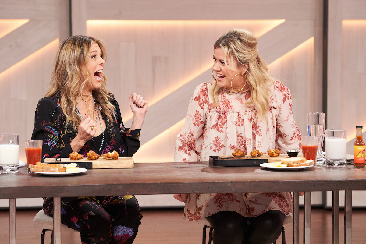 Kelly Clarkson and Rita Wilson share a meal on "The Kelly Clarkson Show"