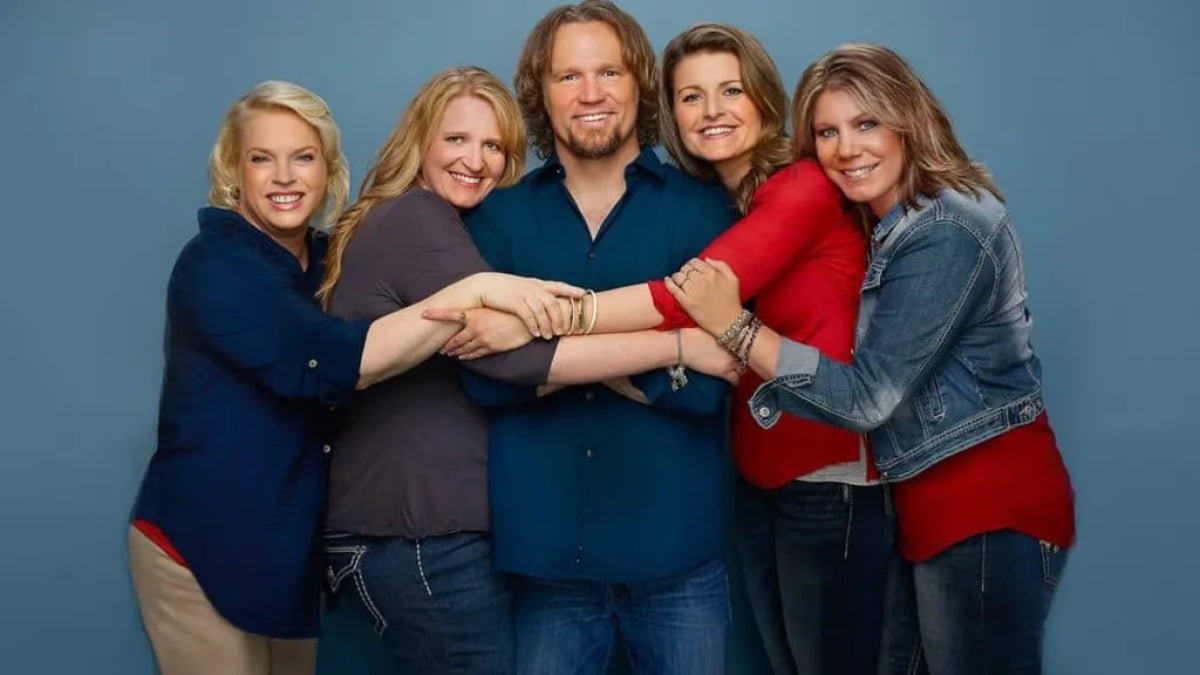 Janelle Brown, Christine Brown, Kody Brown, Robyn Brown, and Meri Brown hugging for a photoshoot for a 'Sister Wives' season on TLC.