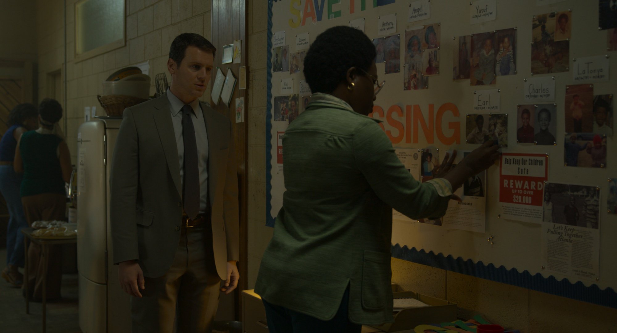 Jonathan Groff and June Carryl during the Atlanta murders case in 'Mindhunter' Season 2.