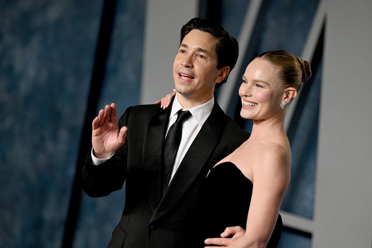 Justin Long and Kate Bosworth pose for a photo. 
