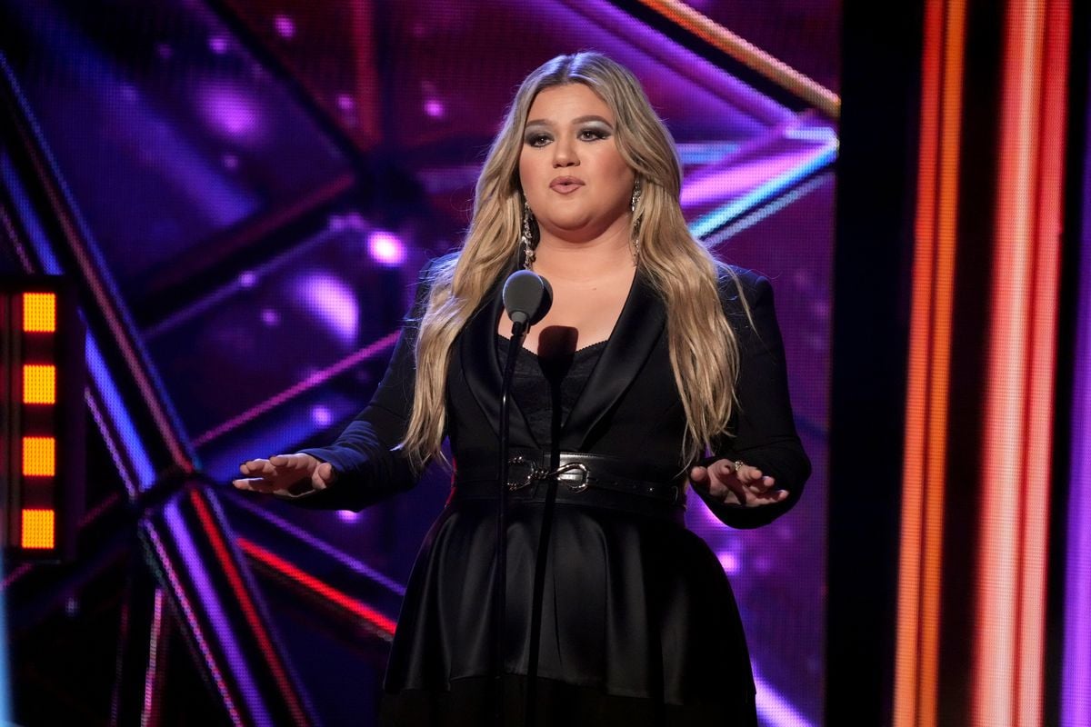  Kelly Clarkson performs at the 2023 iHeartRadio Music Awards