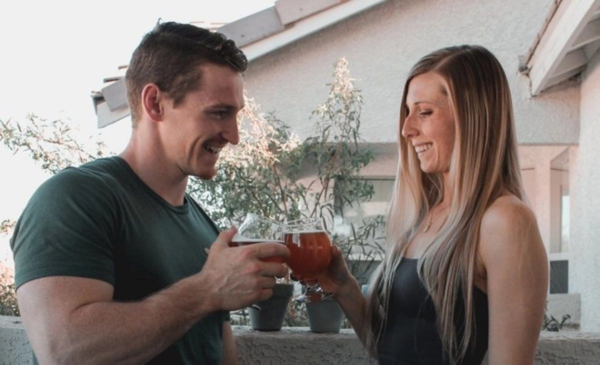 Logan Brown y su esposa, Michelle Petty, brindan con sus copas en 'Sister Wives'.