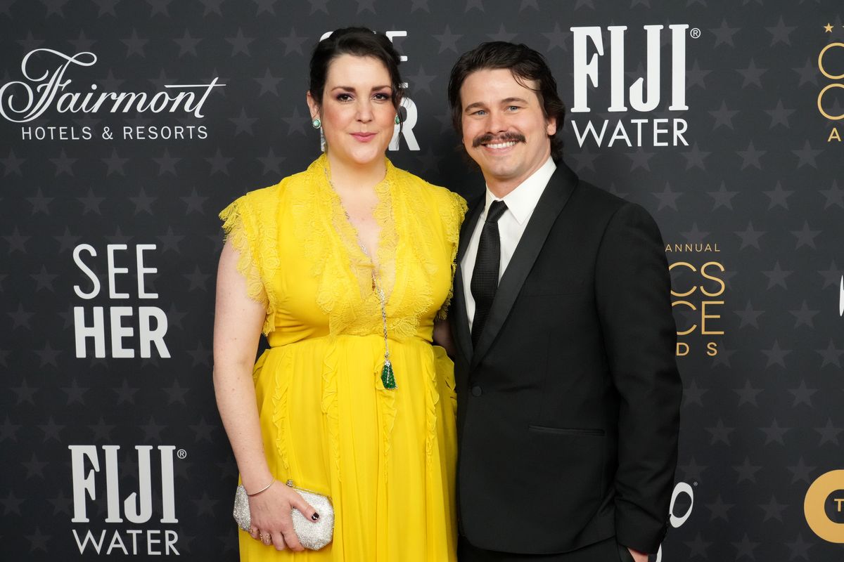 Melanie Lynskey and Jason Ritter pose for photos at the Critics Choice Awards red carpet.
