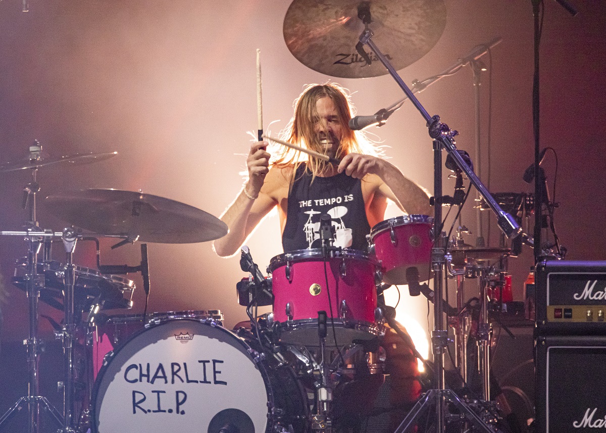 Taylor Hawkins dressed in a black tank top behind the drum kit with Foo Fighters in 2021