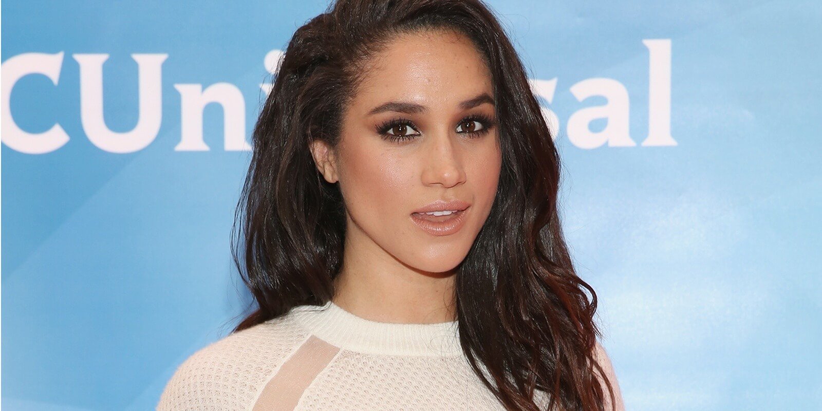 Meghan Markle wore her hair in natural waves back at a red carpet event in 2015.
