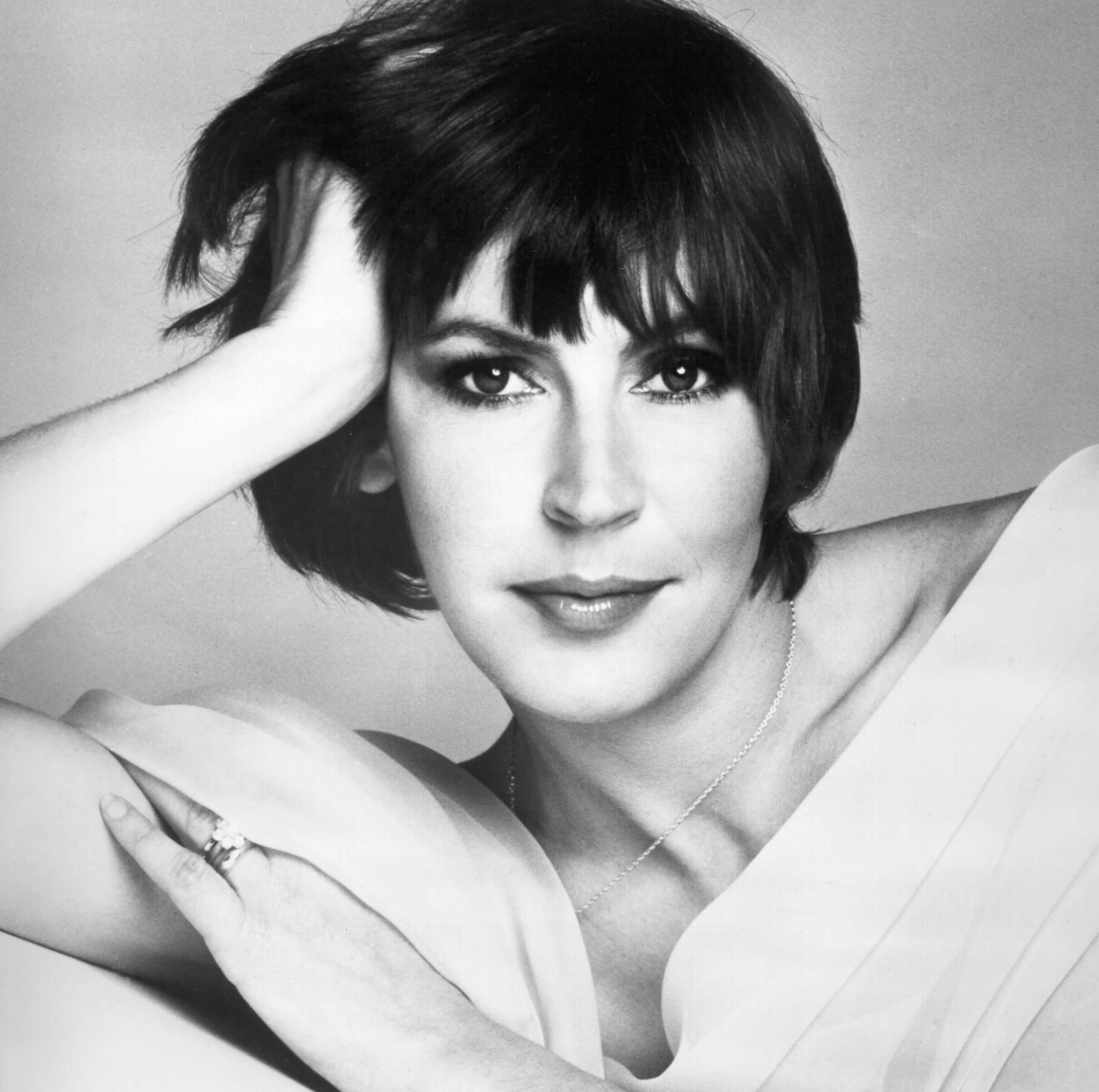 Helen Reddy in black-and-white
