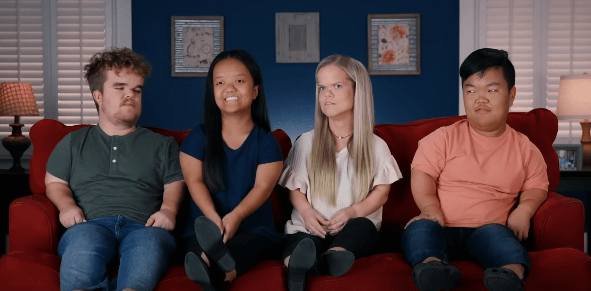 '7 Little Johnstons' cast members sitting on a couch and smiling