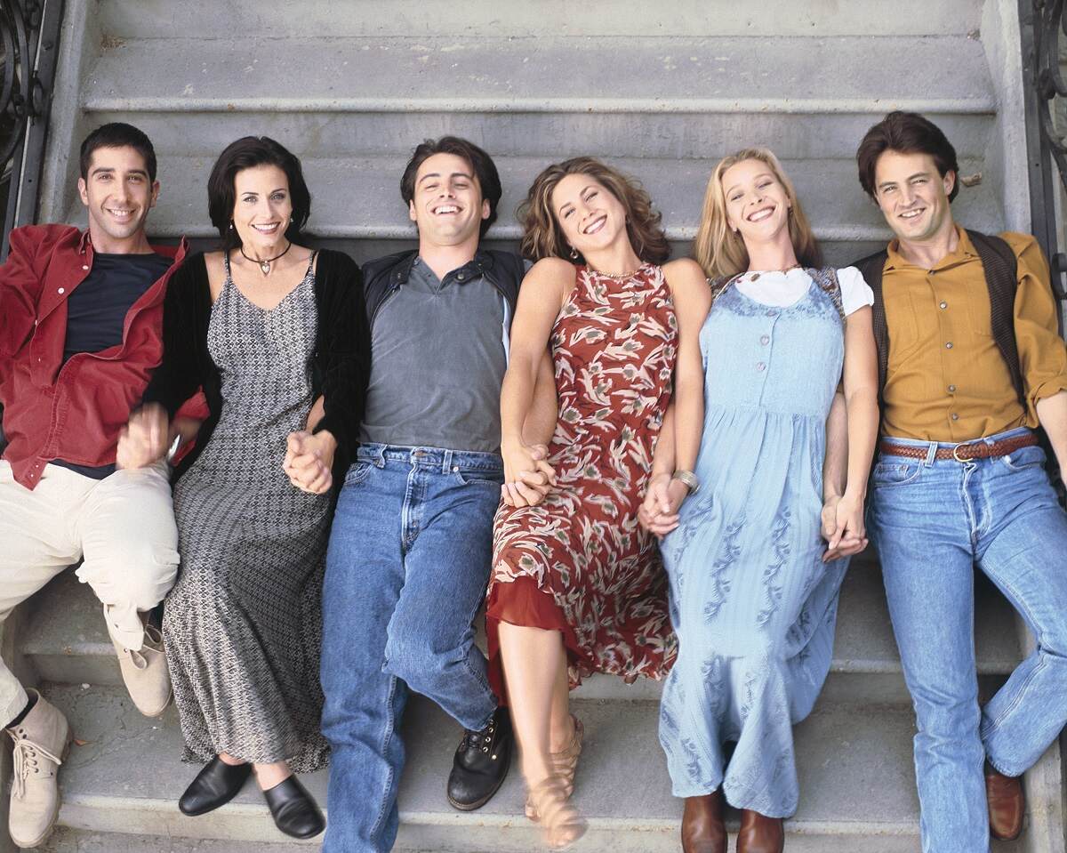 David Schwimmer as Ross Geller, Courteney Cox Arquette as Monica Geller, Matt LeBlanc as Joey Tribbiani, Jennifer Aniston as Rachel Green, Lisa Kudrow as Phoebe Buffay, and Matthew Perry as Chandler Bing pose for a promotional photo for 'Friends', none of their pets appear in the photo