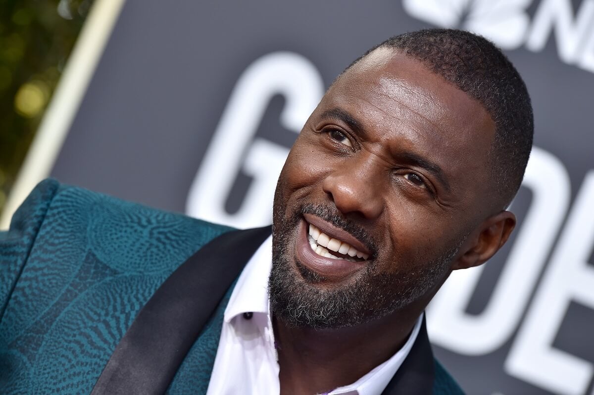 Idris Elba taking a photo at the Golden Globe Awards.