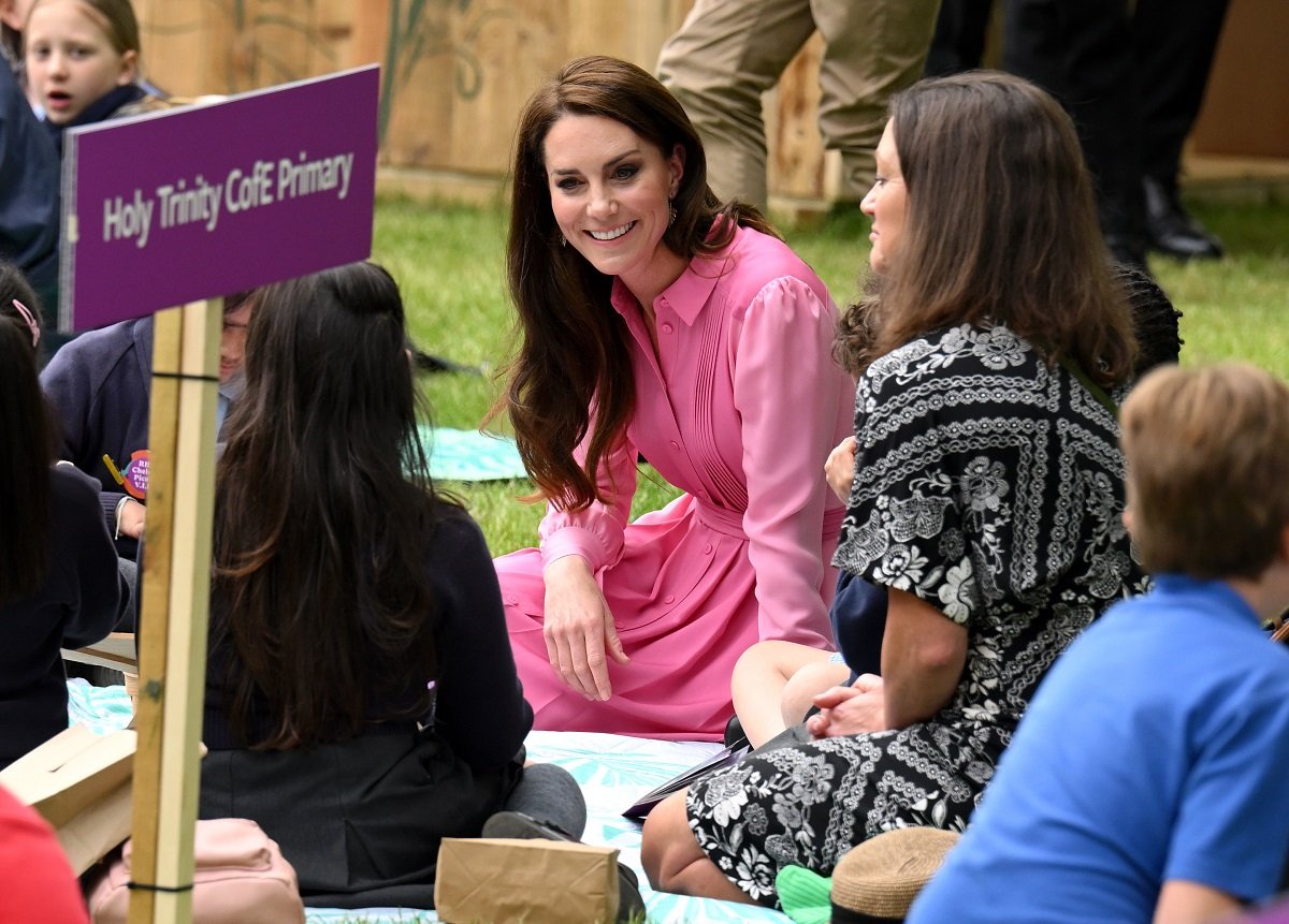 Kate Middleton speaking with some youngsters at the 2023 Chelsea Flower Show