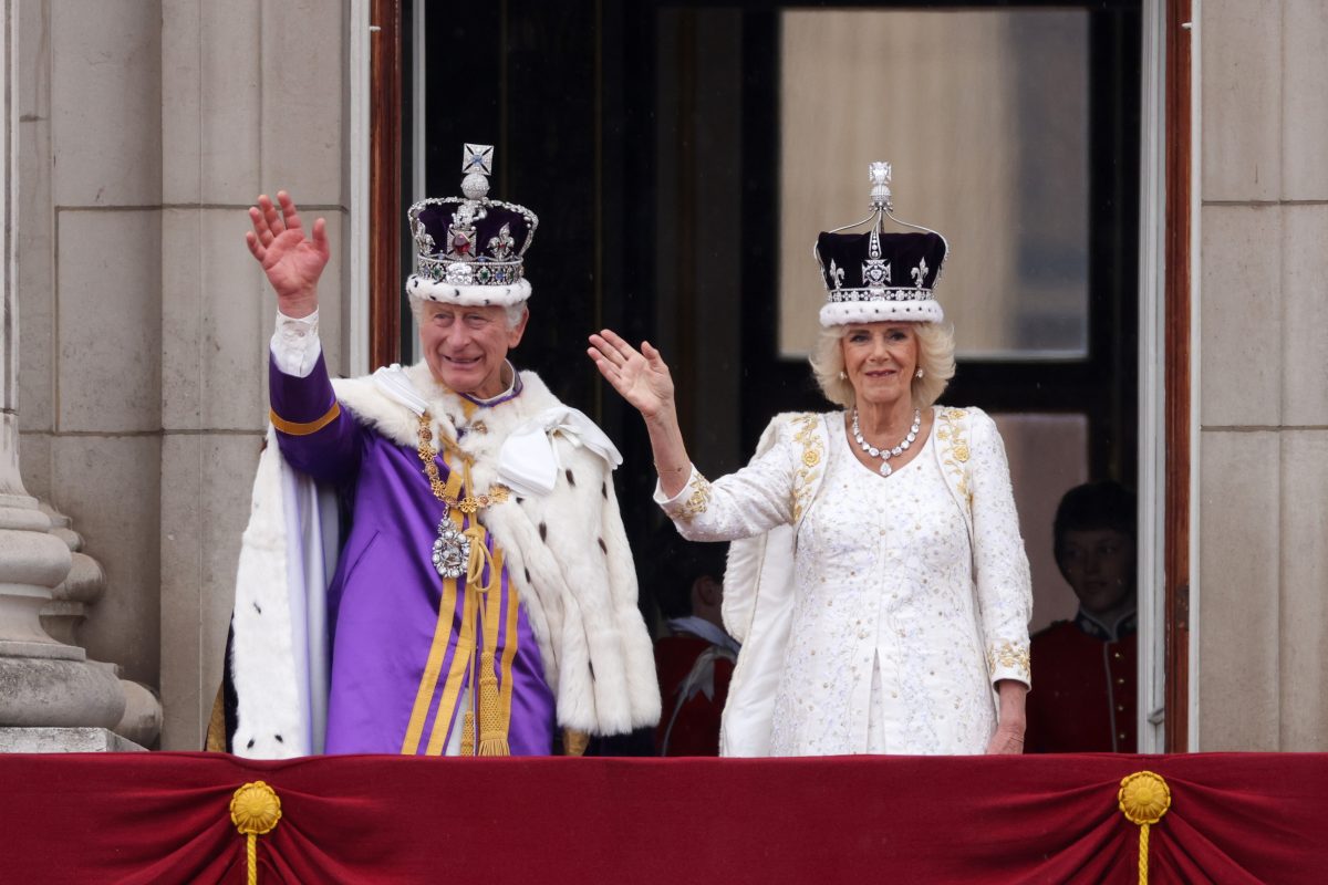 Kral Charles III ve Kraliçe Camilla, taç giyme töreninin ardından Buckingham Sarayı balkonundan el sallıyor