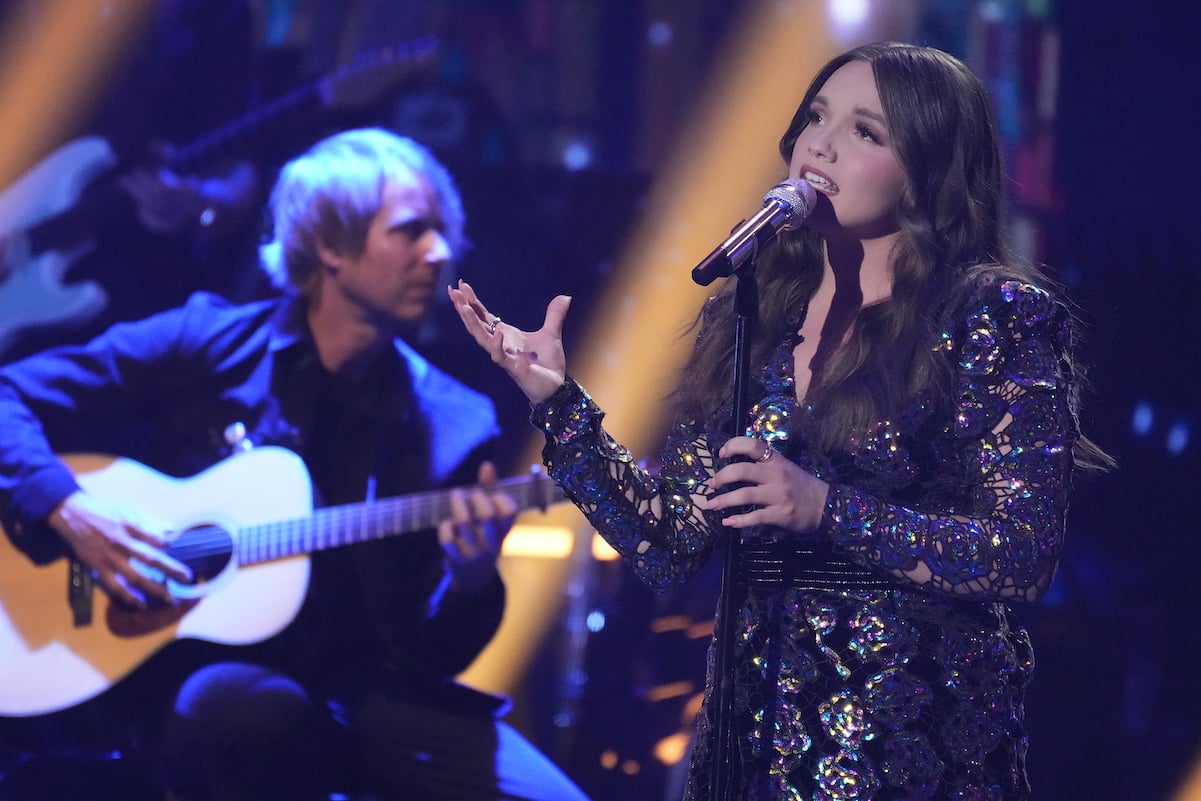 Megan Danielle performs on 'American Idol' with guitarist in the background