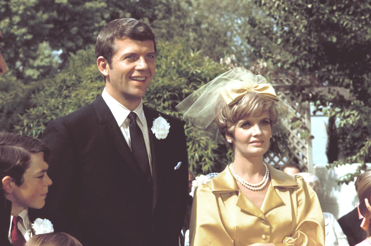 Robert Reed as Mike Brady and Florence Henderson as Carol Brady on their wedding day on 'The Brady Bunch'