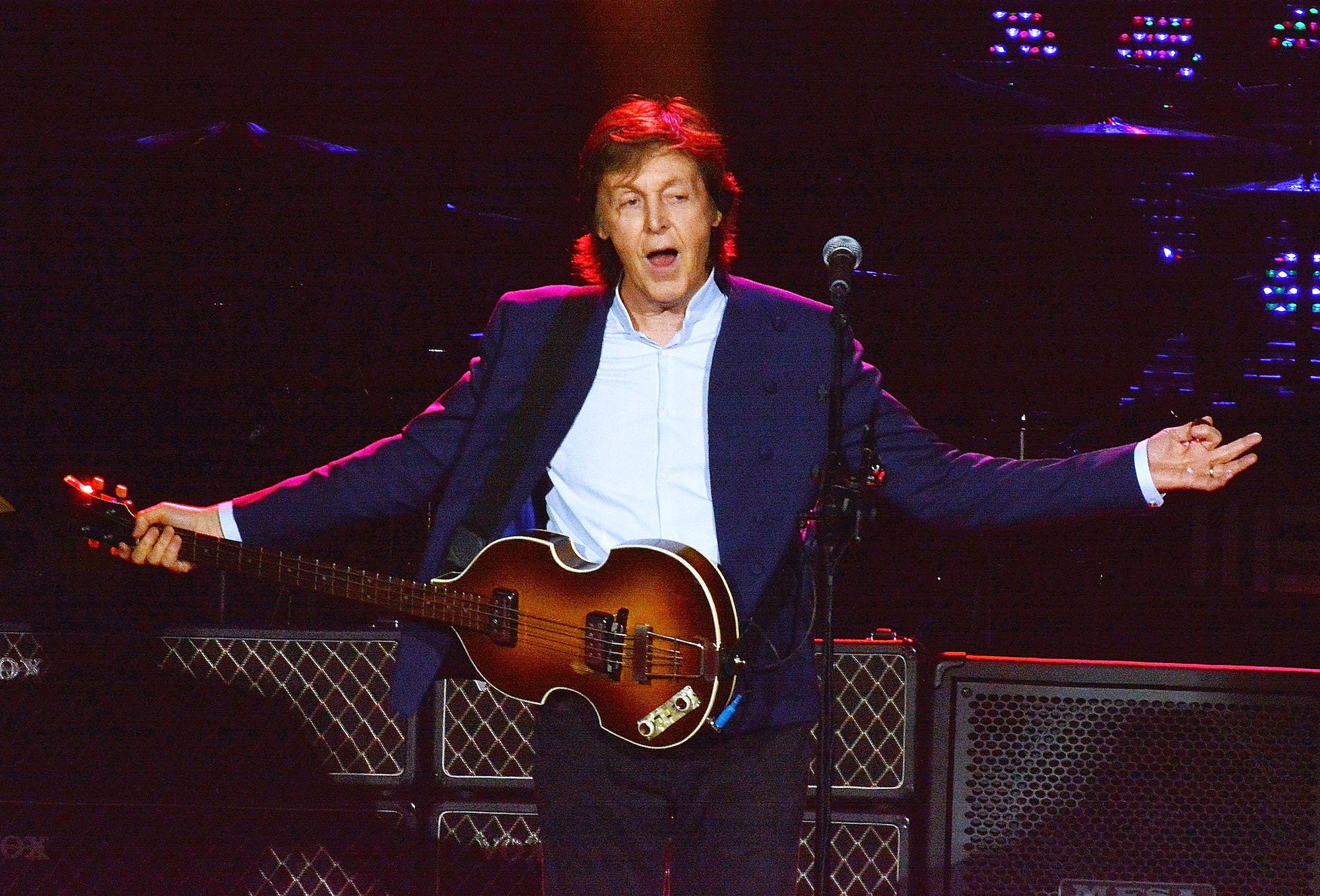 Paul McCartney se presenta en el O2 Arena de Londres, Inglaterra, en 2015.