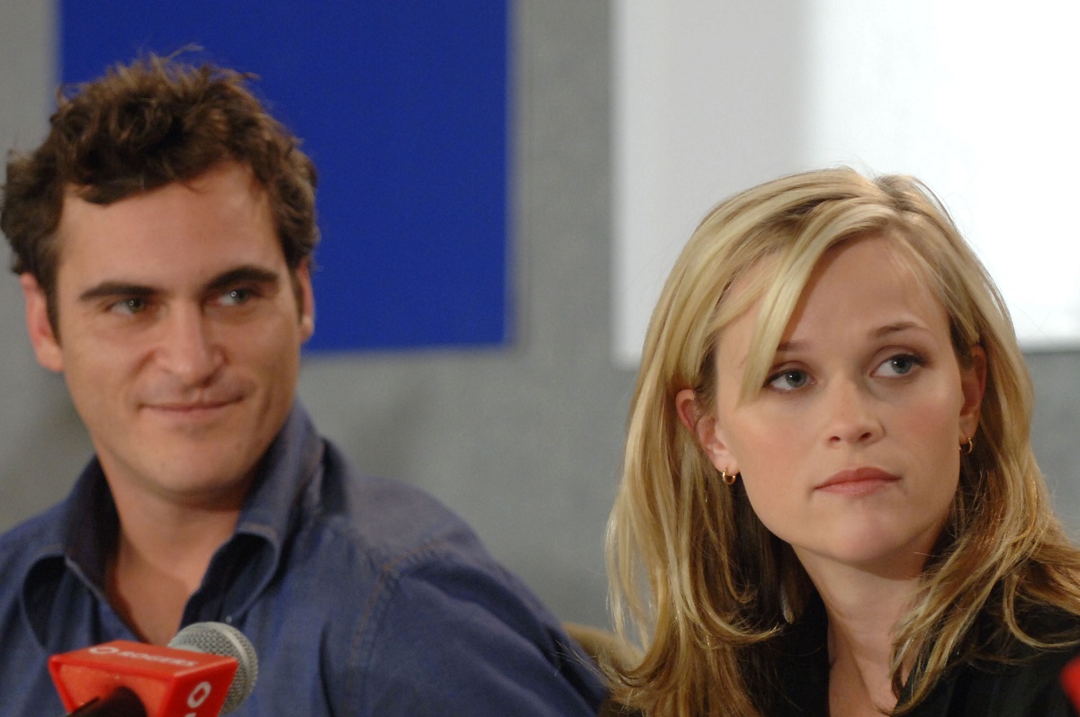 Reese Witherspoon and Joaquin Phoenix sitting next to each other at a 'Walk the Line' press conference.