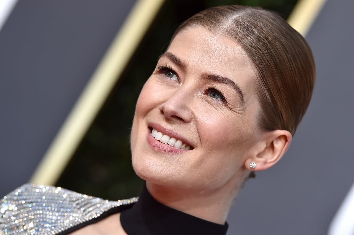 Rosamund Pike smiling at the Golden Globe awards.