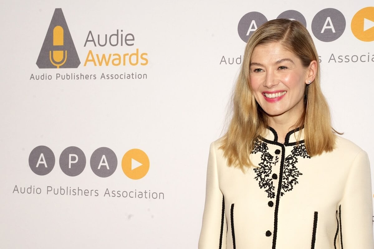 Rosamund Pike taking a picture while smiling at the Audio Publishers Association's 2023 Audie Awards.