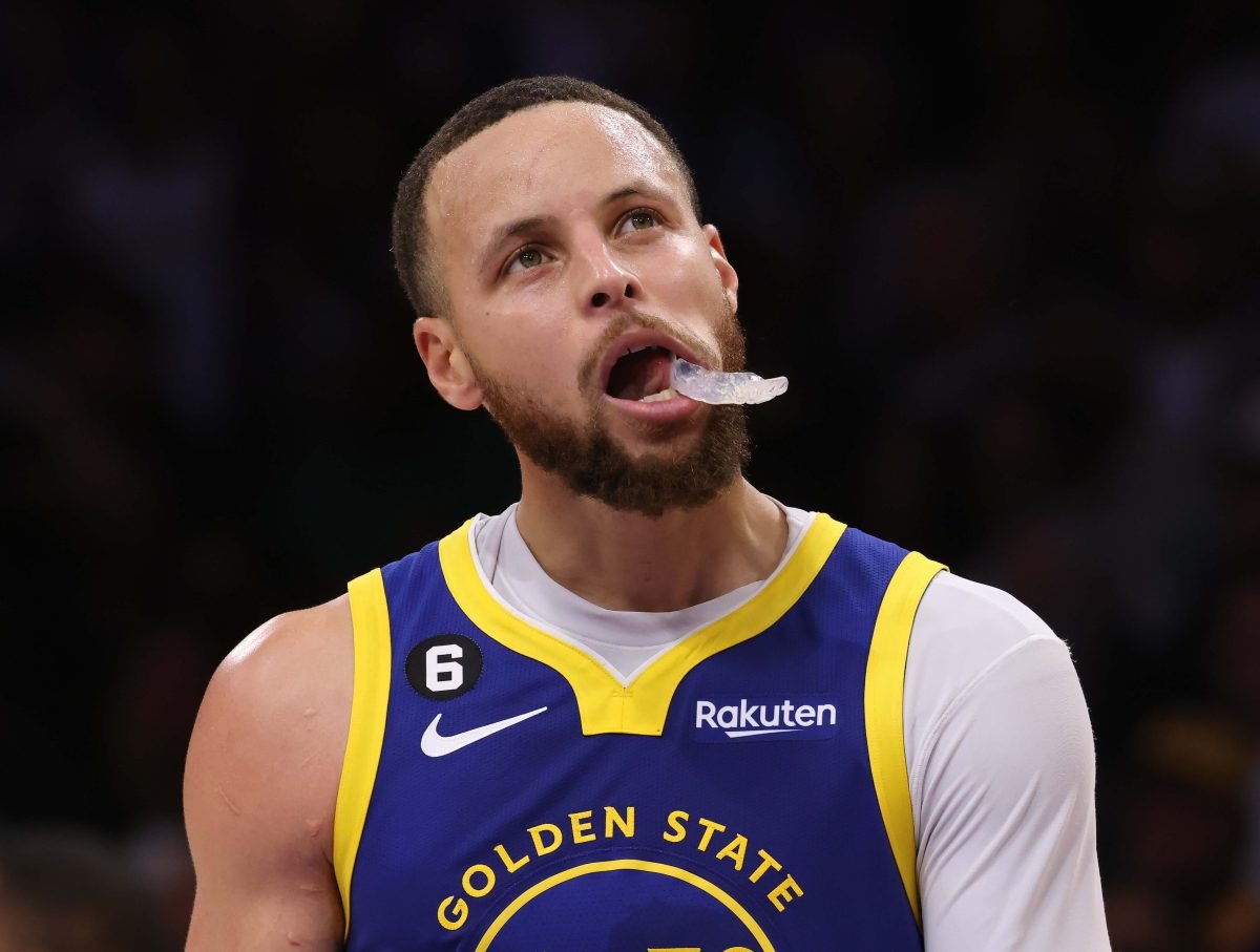 Stephen Curry, who doesn't eat chocolate, reacts after missing a shot in the final minute of the game against the Los Angeles Lakers