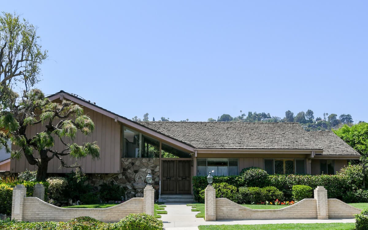 The exterior of 'The Brady Bunch' house prior to HGTV's renovatiino