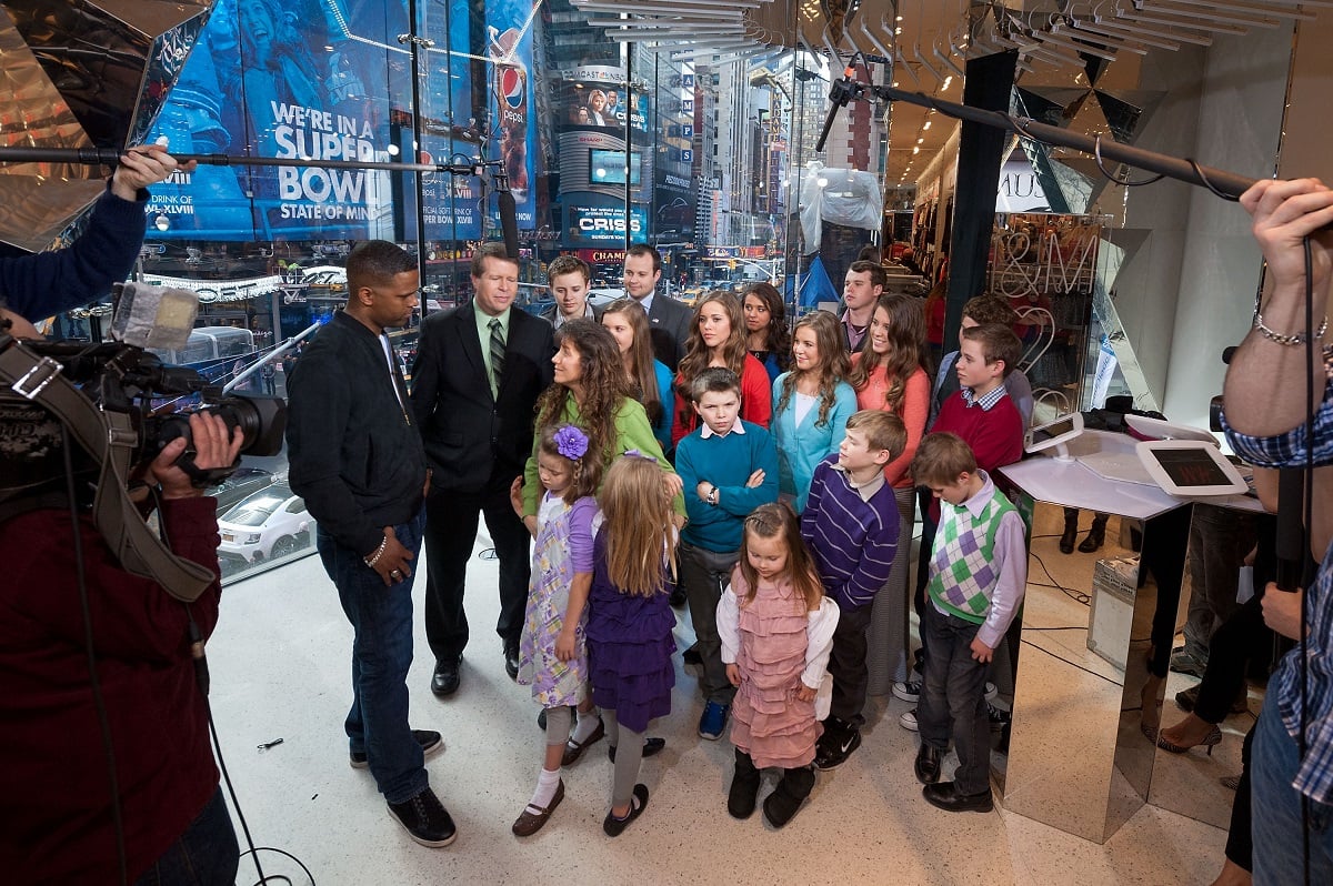 AJ Calloway interviews the Duggar family for 'Extra'