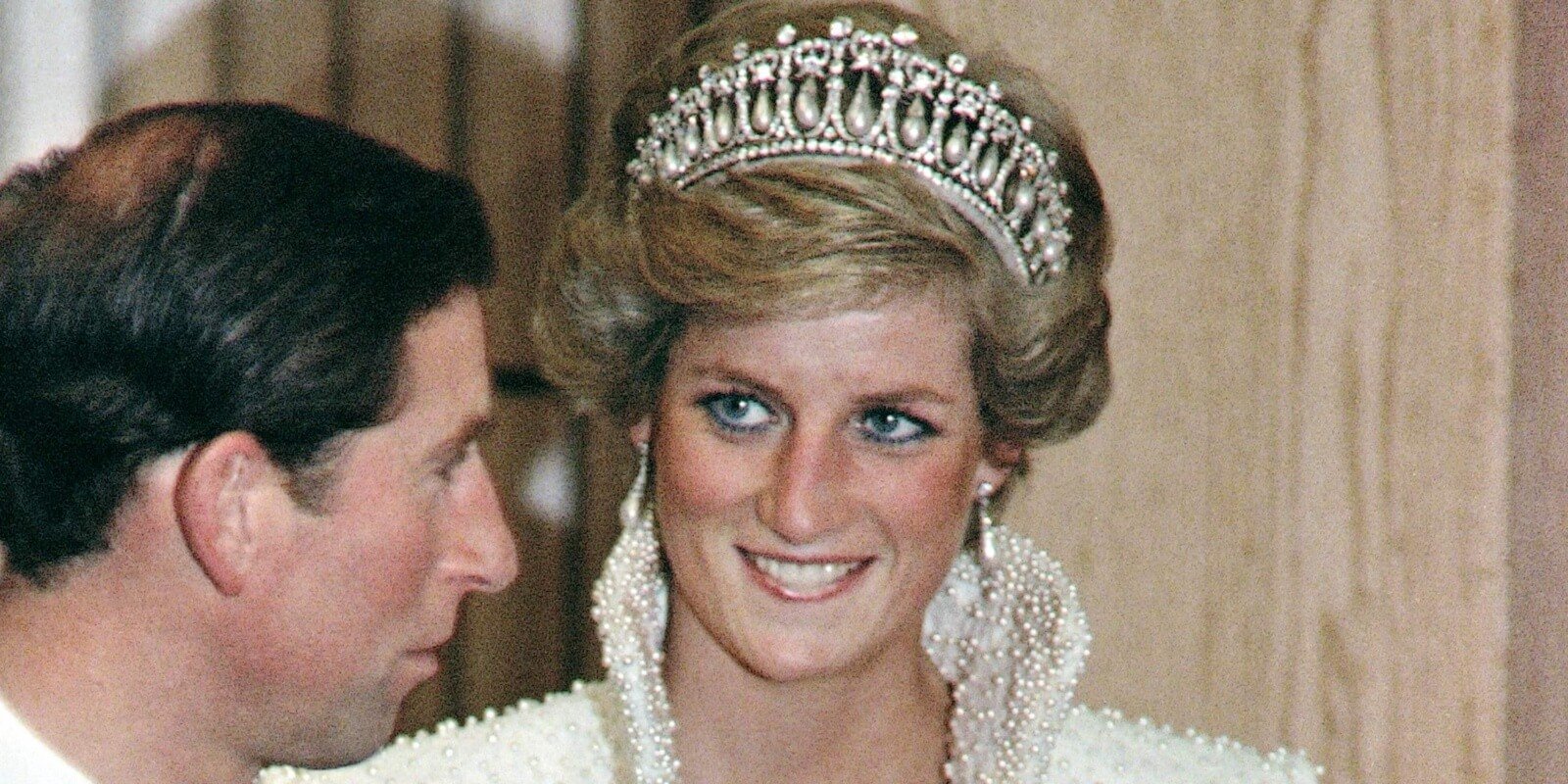 Princess Diana wore the lovers knot tiara and pearl earrings at a Hong Kong visit in 1989.