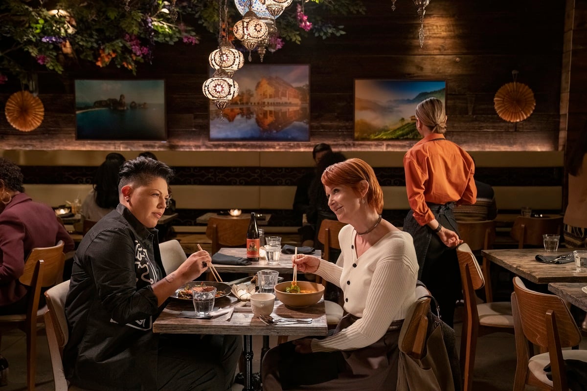 Che Diaz and Miranda Hobbes eat together at a restaurant in season 2 of 'And Just Like That...'