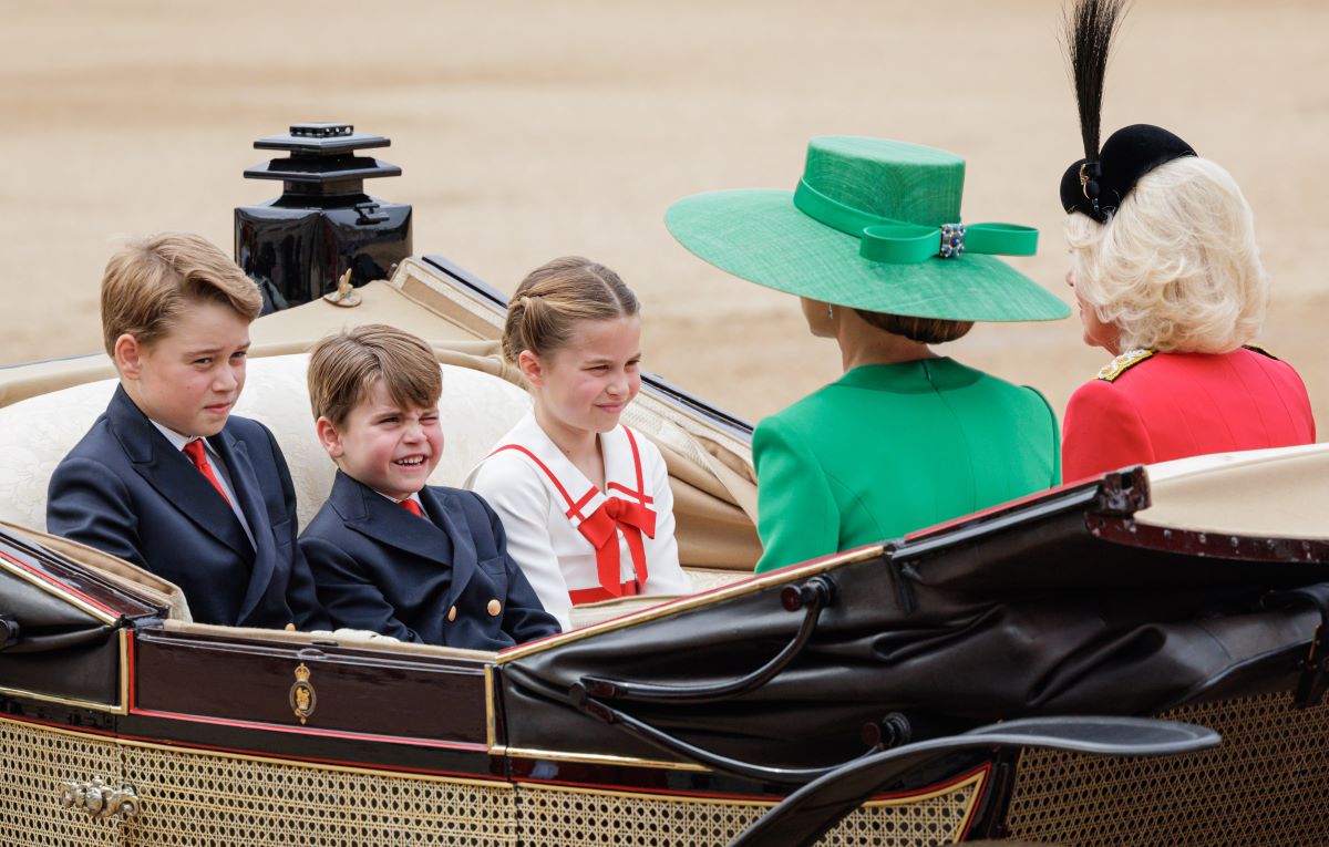Camilla Parker Bowles y Kate Middleton, quienes le dieron al Príncipe George, el Príncipe Louis y la Princesa Charlotte una severa advertencia de ocho palabras durante el desfile de cumpleaños del Rey Carlos Trooping the Colour, viajando juntas en un carruaje.