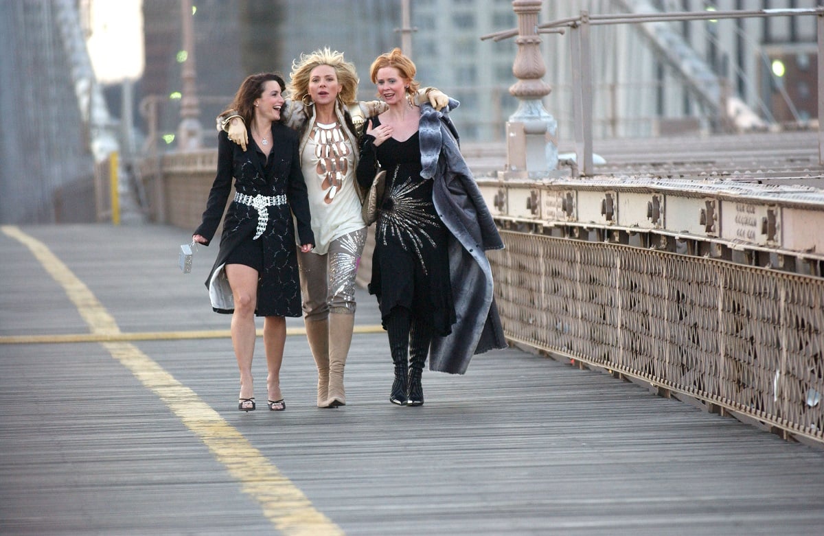 Kristin Davis, Kim Cattrall and Cynthia Nixon walk along the Brooklyn Bridge during a photo shoot for 'Sex and the City'