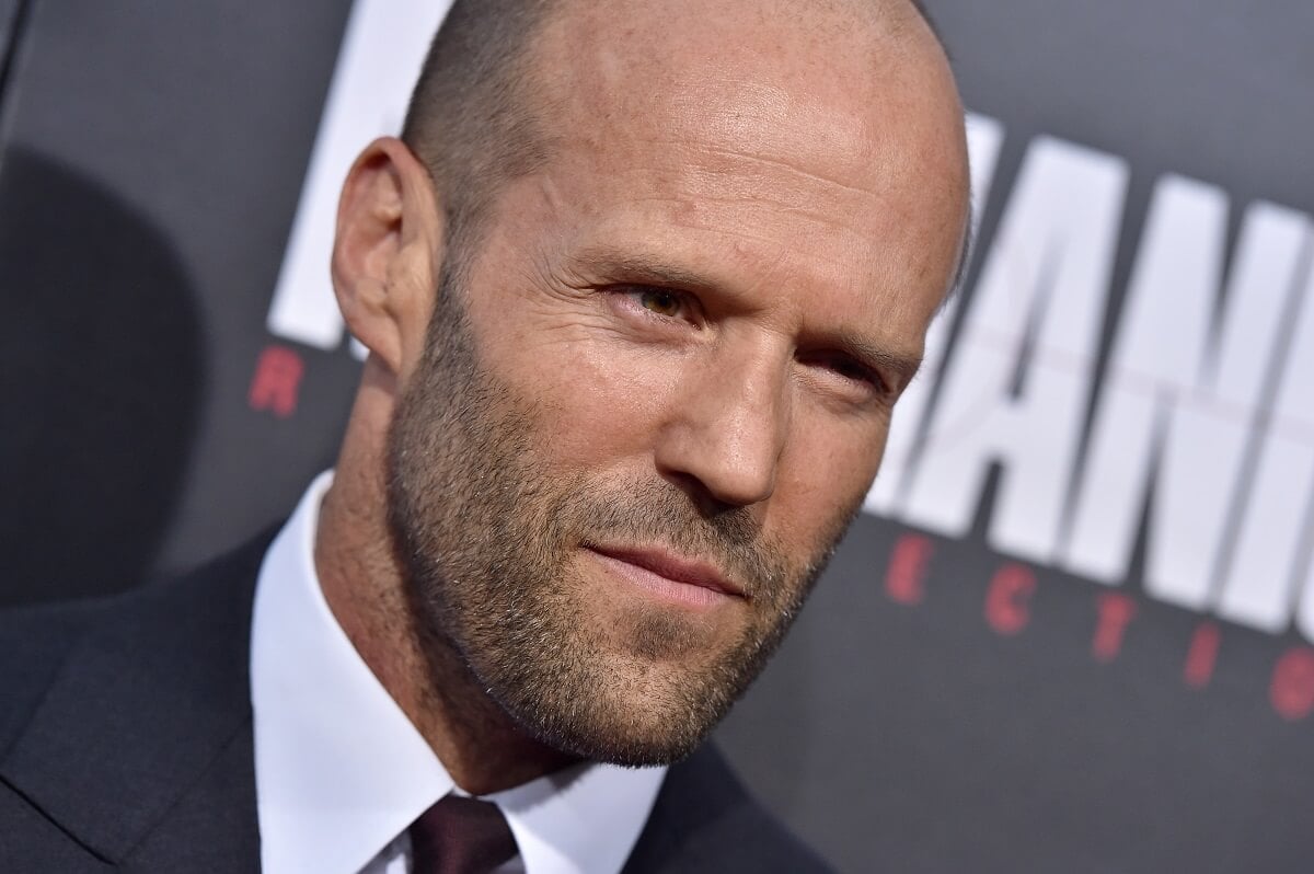 Jason Statham posing in a suit at the premiere of 'Mechanic: Resurrection'.