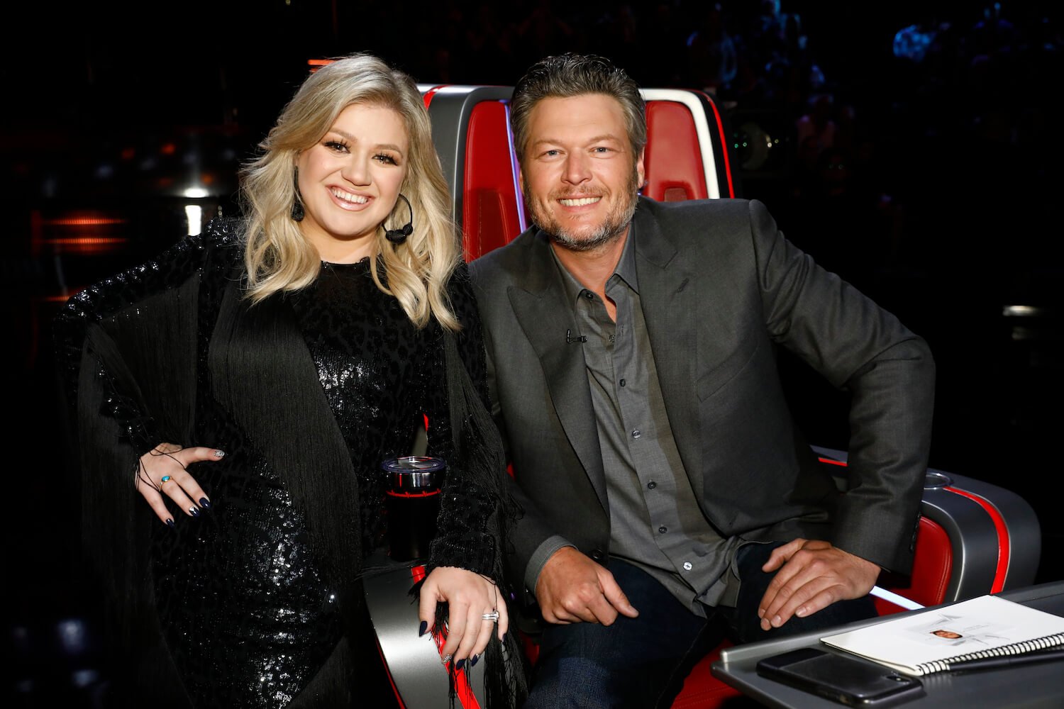 Kelly Clarkson and Blake Shelton smiling and posing for 'The Voice'