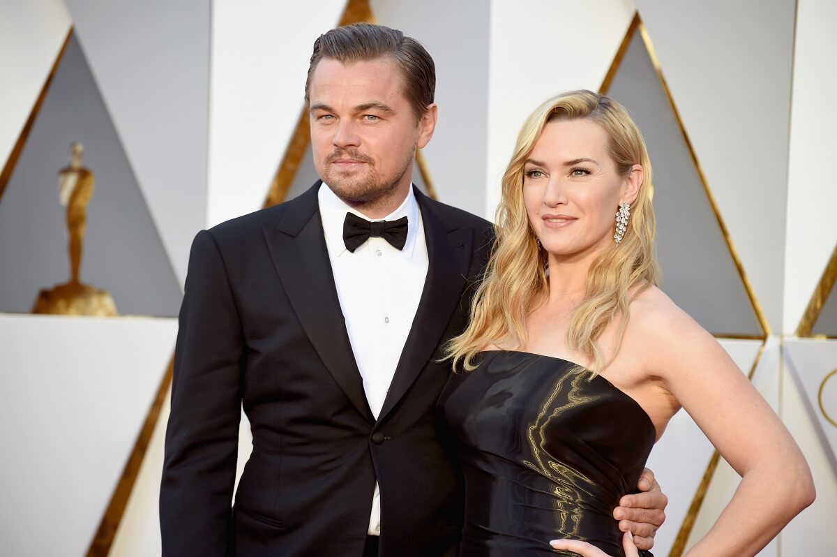 Kate Winslet and Leonardo DiCaprio taking a picture while attending the 88th Academy Awards.