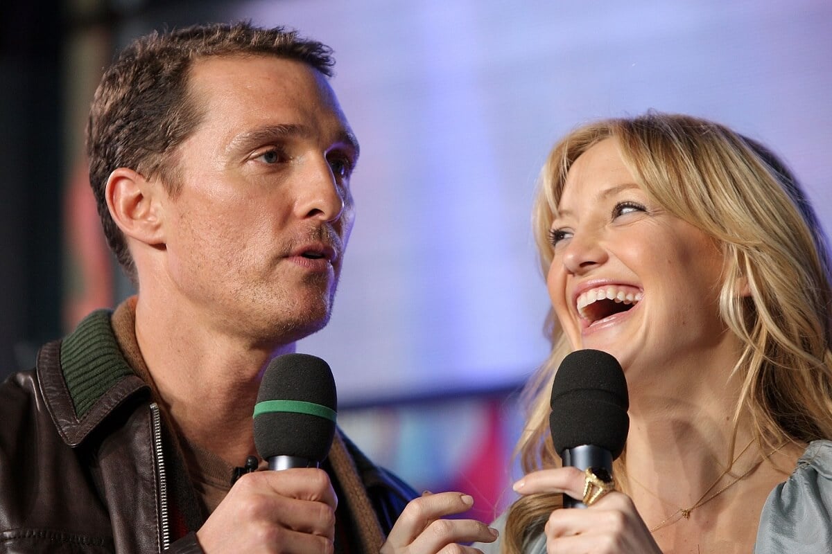 A picture of Kate Hudson and Matthew McConaughey speaking at MTV's 'TRL' show.