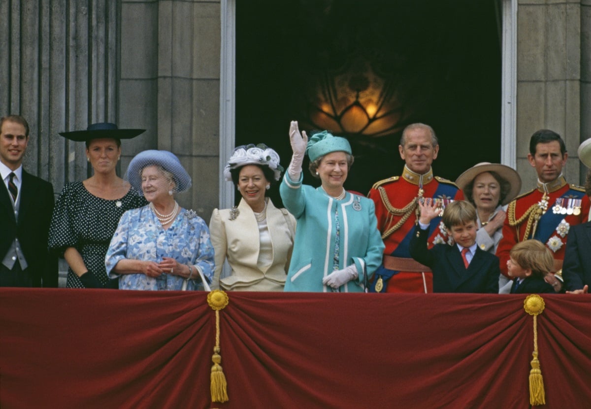 Miembros de la familia real de pie en el balcón del Palacio de Buckingham (alrededor de 1990)