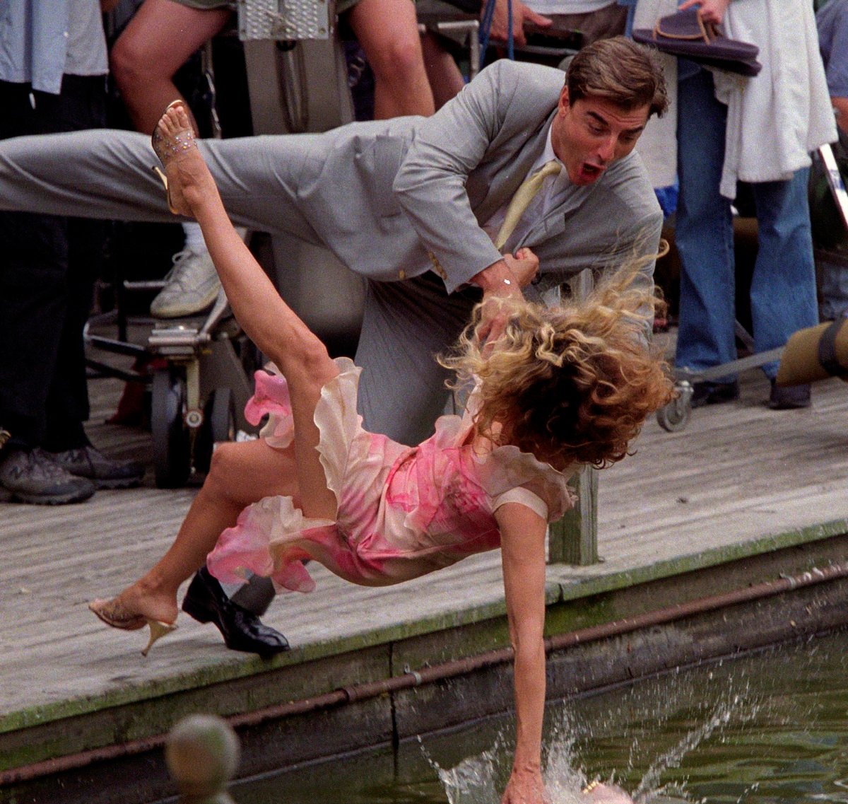 Chris Noth as Mr. Big and Sarah Jessica Parker as Carrie Bradshaw fall in a pond during season 4 of 'Sex and the City'