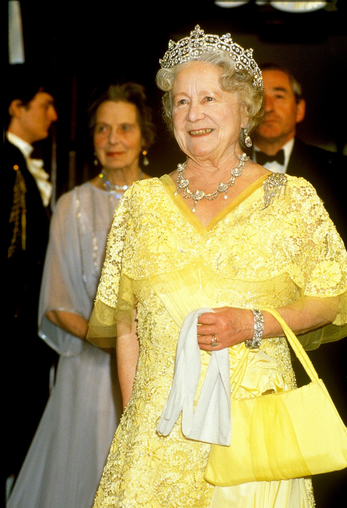 La Reina Madre asistiendo a una cena de recepción (alrededor de 1990)