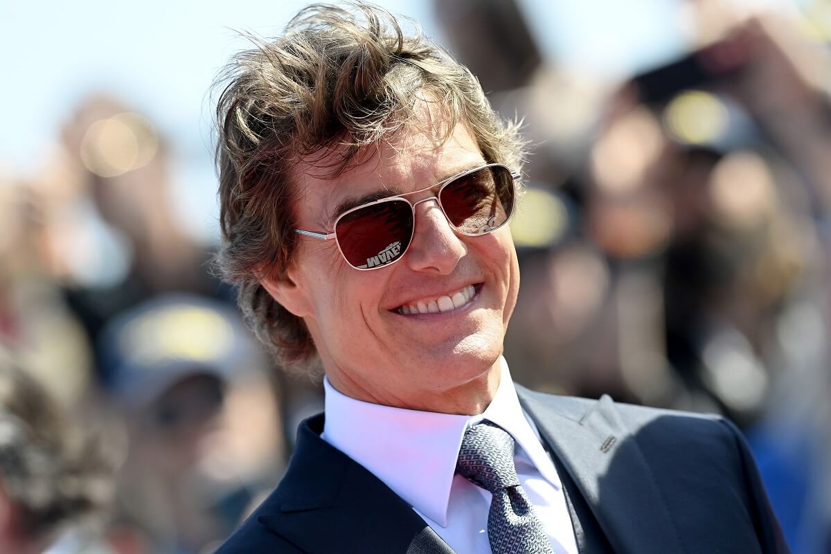 Tom Cruise posing in a suit at the 'Top Gun: Maverick' premiere.