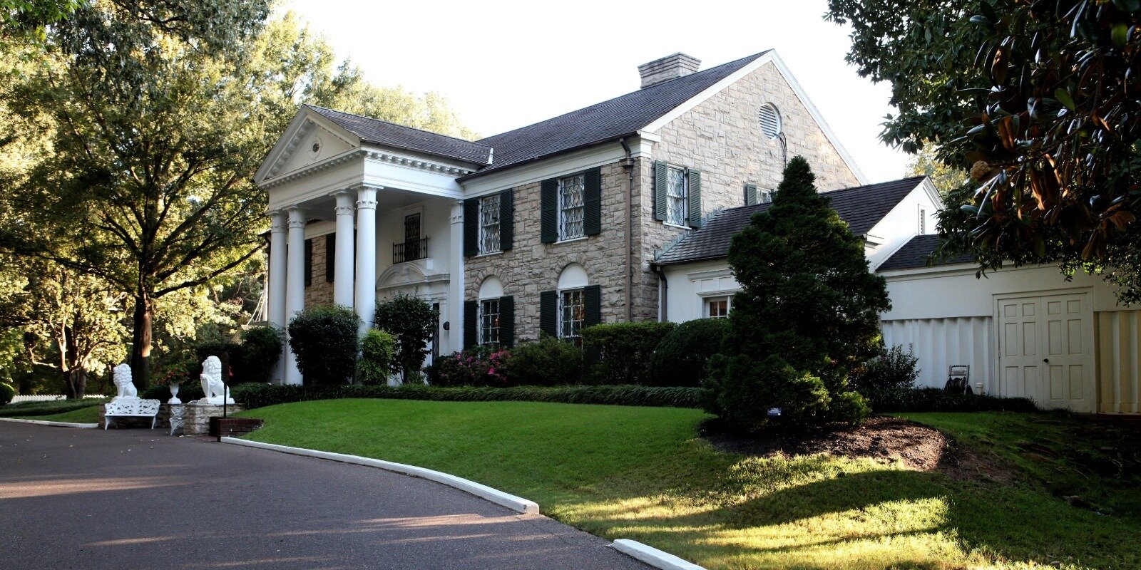 An exterior photo of Graceland in Memphis, TN.