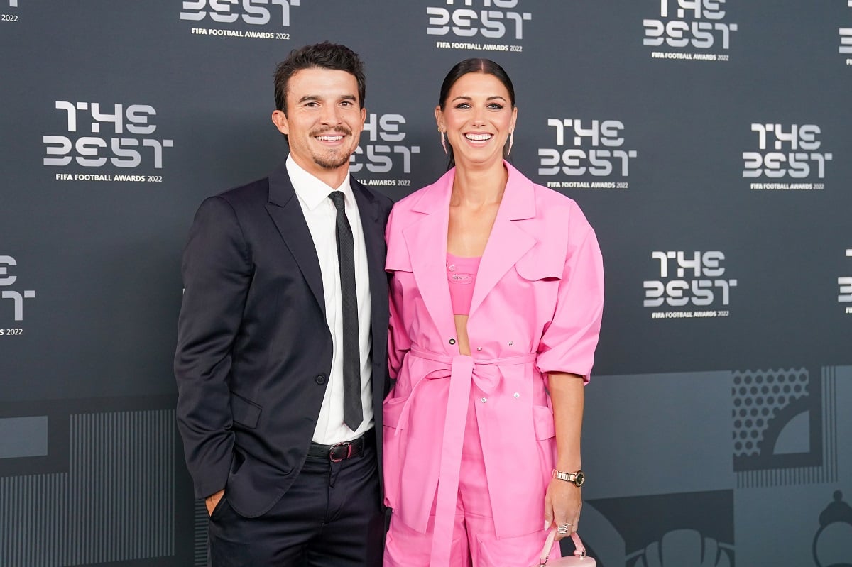 Alex Morgan, who has a higher net worth than her husband Servando Carrasco, smile on the green carpet during The Best FIFA Football Awards