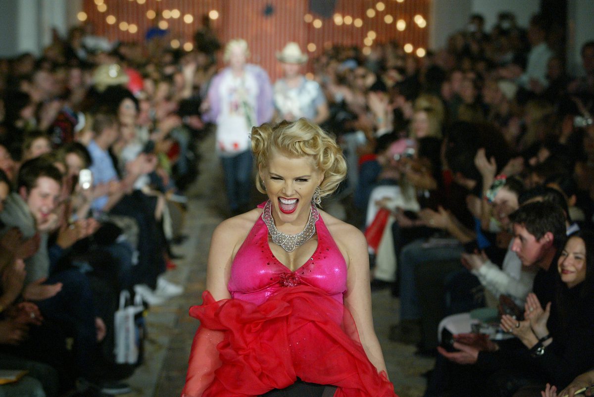 Anna Nicole Smith walks the runway at the 2004 Heatherette fashion show