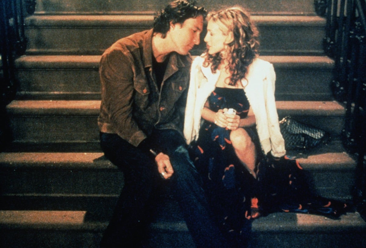 Aidan Shaw leans in for a kiss from Carrie Bradshaw during his first appearance on 'Sex and the City' in season 3