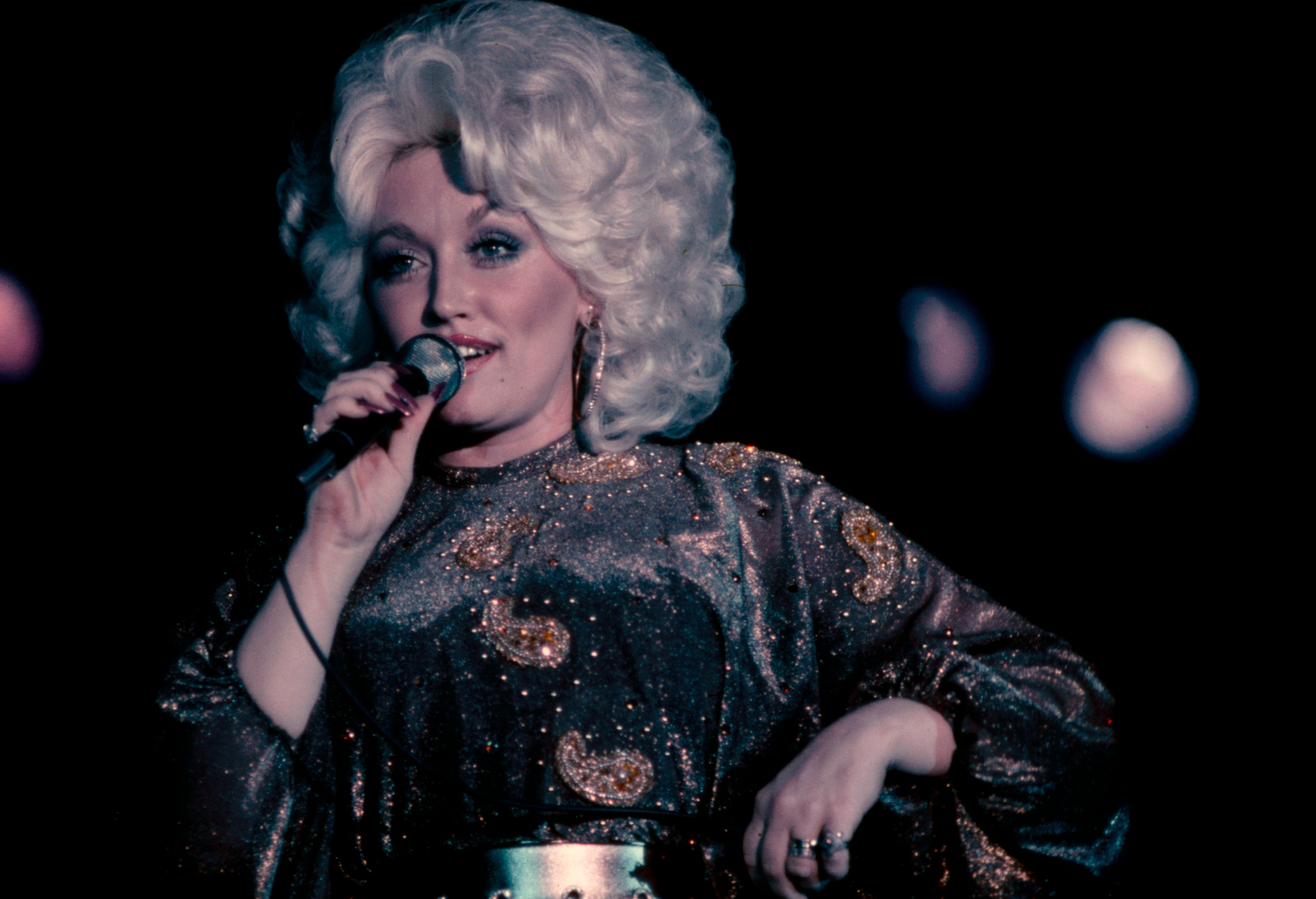Dolly Parton singing into a microphone.