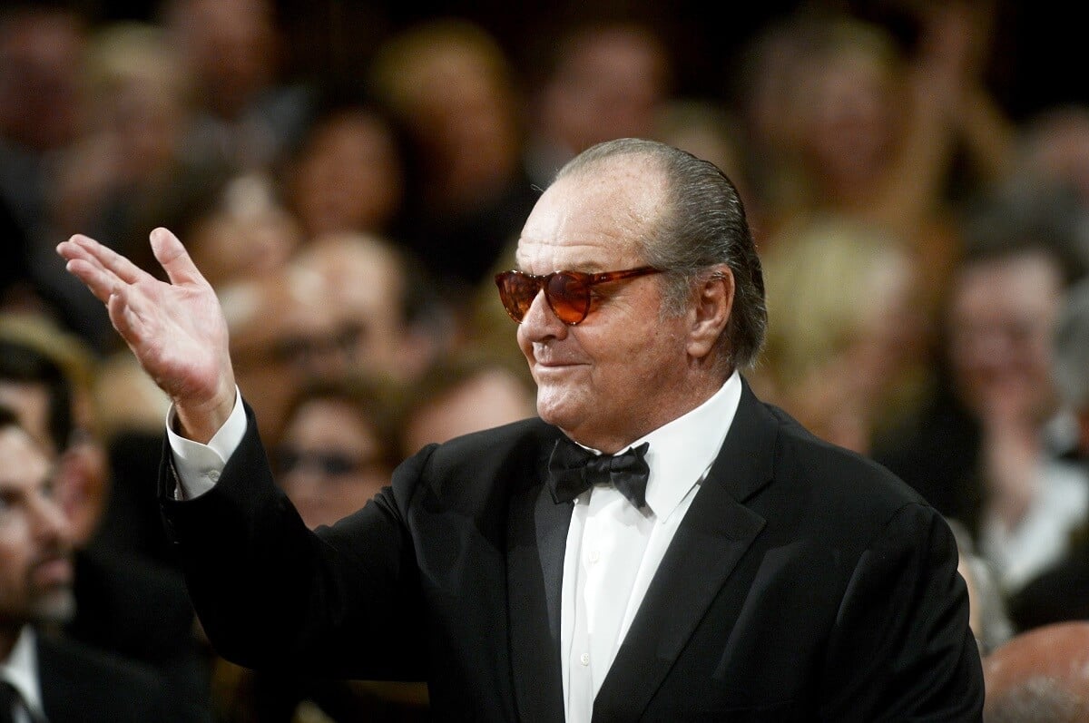 Jack Nicholson posing at the AFI Life Achievement Award in a suit.