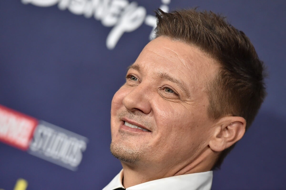 Jeremy Renner at the premiere of 'Hawkeye' in a suit.