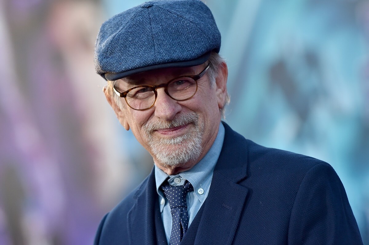 Steven Spielberg posing in a suit at the premiere of 'Ready, Player one'.