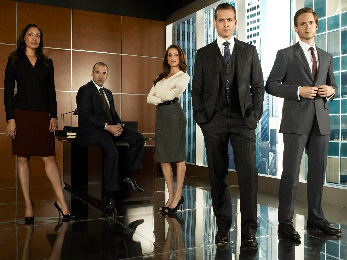 The cast of 'Suits' poses for a promotional shot in season 1