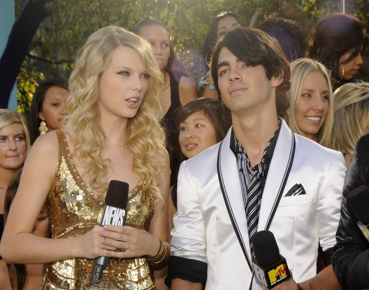 Taylor Swift and Joe Jonas on the red carpet of the 2008 MTV Video Music Awards