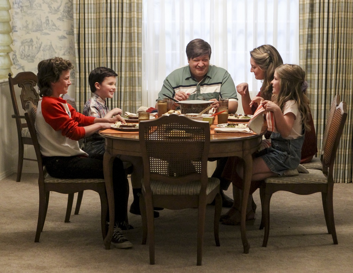 The Cooper family sits around the dinner table in an episode of 'Young Sheldon'