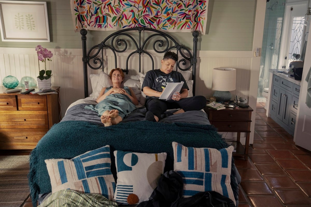 Miranda Hobbes and Che Diaz lay in bed together in season 2 of 'And Just Like That....'