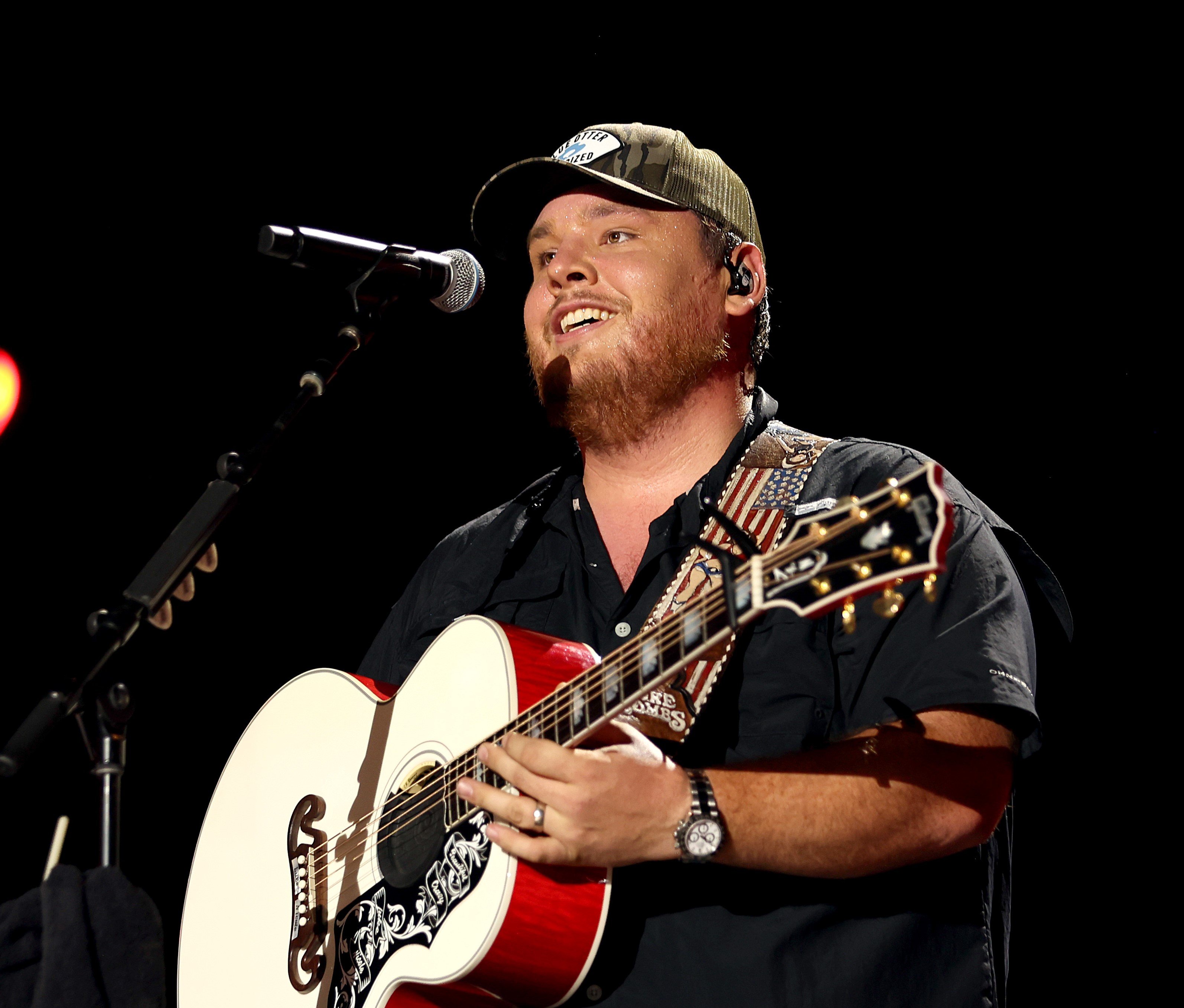 "Fast Car" singer Luke Combs in a hat