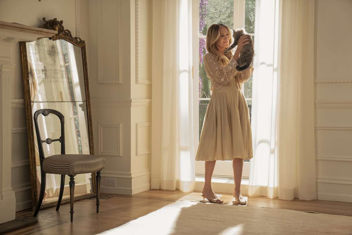 Carrie Bradshaw holds her kitten in her new apartment in the season 2 finale of 'And Just Like That...'